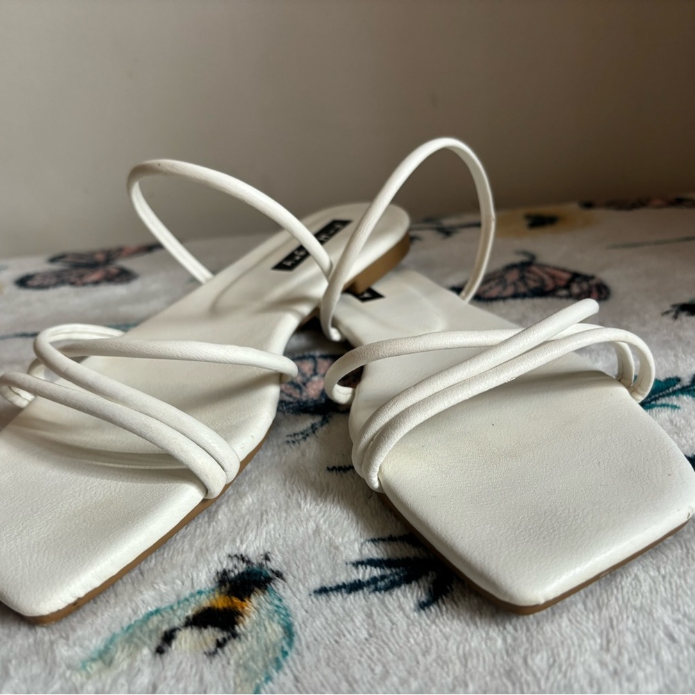 Chic White Flats with Minimalist Design